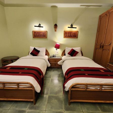Palace On Ganges - Heritage Hotel Benares Buitenkant foto