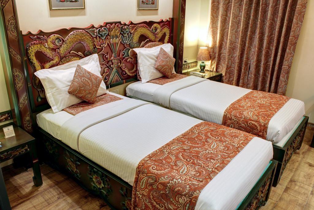 Palace On Ganges - Heritage Hotel Benares Buitenkant foto