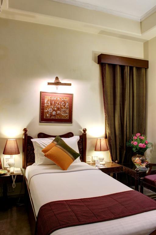 Palace On Ganges - Heritage Hotel Benares Buitenkant foto