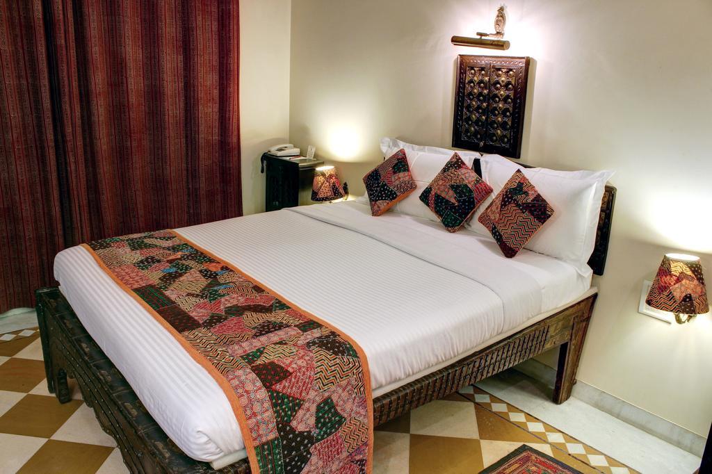 Palace On Ganges - Heritage Hotel Benares Buitenkant foto