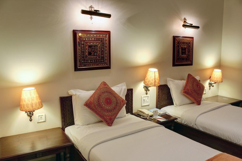 Palace On Ganges - Heritage Hotel Benares Buitenkant foto