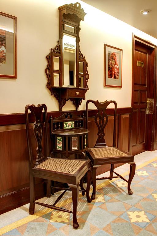 Palace On Ganges - Heritage Hotel Benares Buitenkant foto