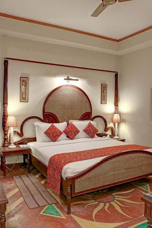 Palace On Ganges - Heritage Hotel Benares Buitenkant foto