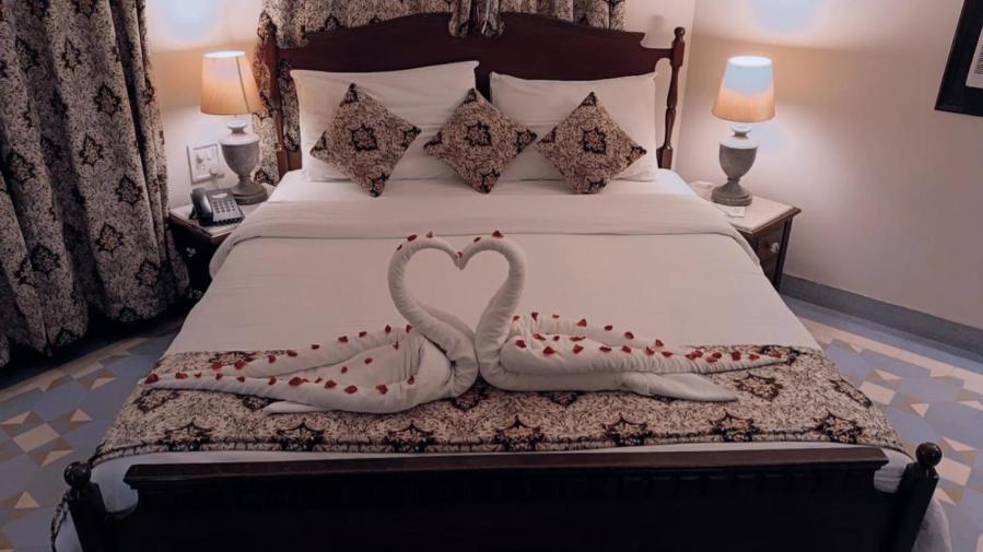Palace On Ganges - Heritage Hotel Benares Buitenkant foto