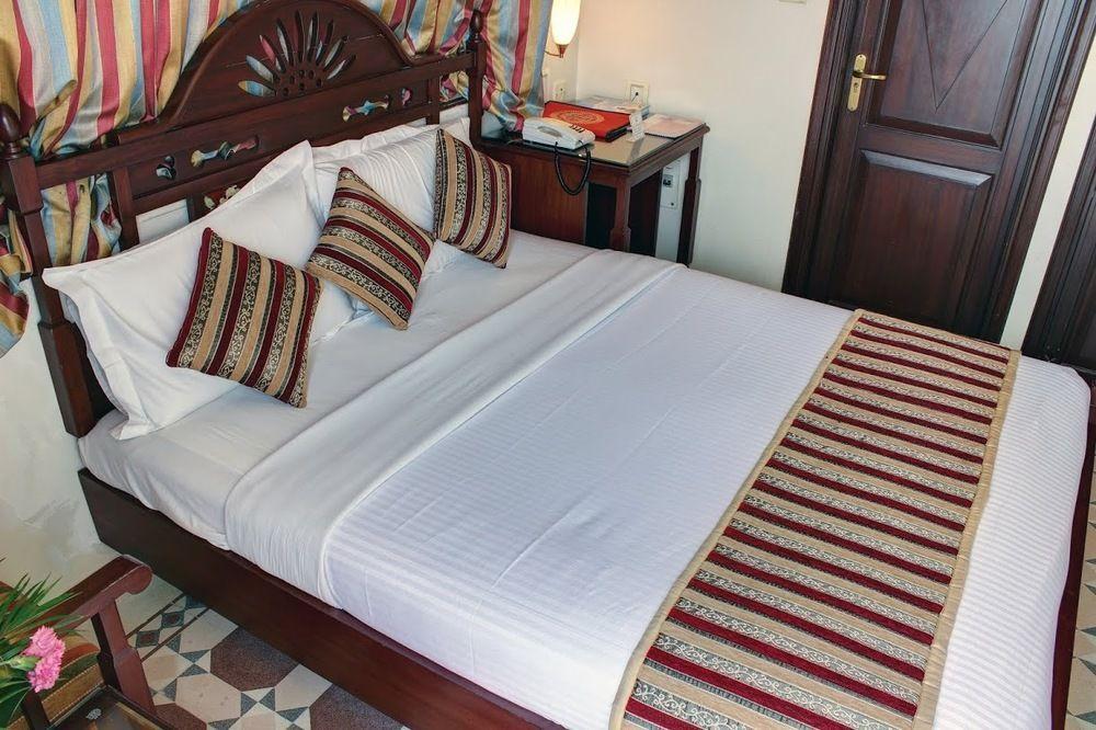 Palace On Ganges - Heritage Hotel Benares Buitenkant foto