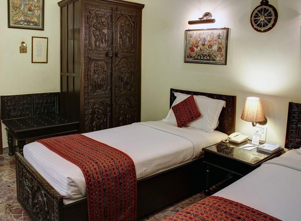 Palace On Ganges - Heritage Hotel Benares Buitenkant foto