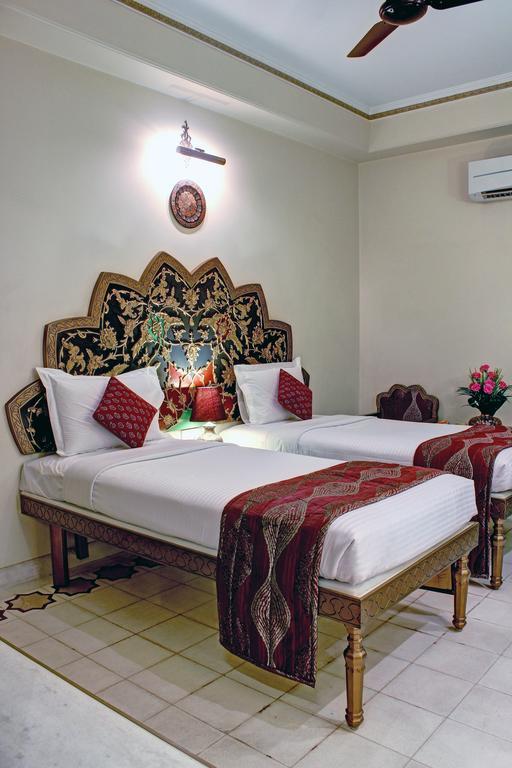 Palace On Ganges - Heritage Hotel Benares Buitenkant foto