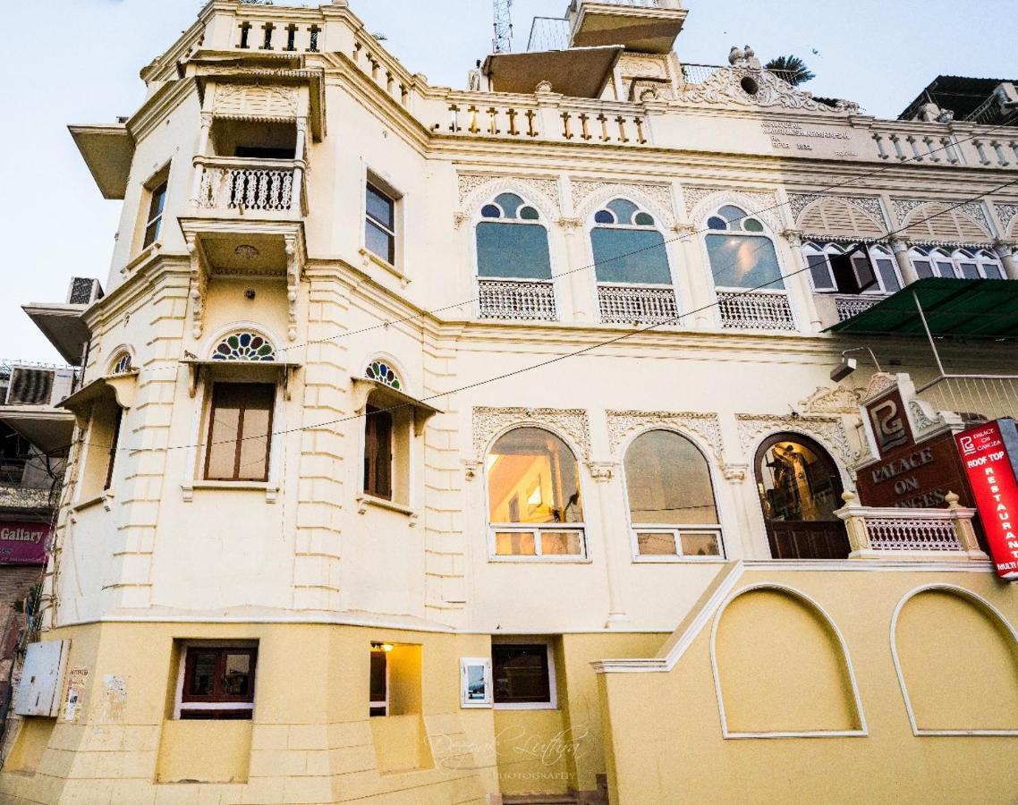 Palace On Ganges - Heritage Hotel Benares Buitenkant foto